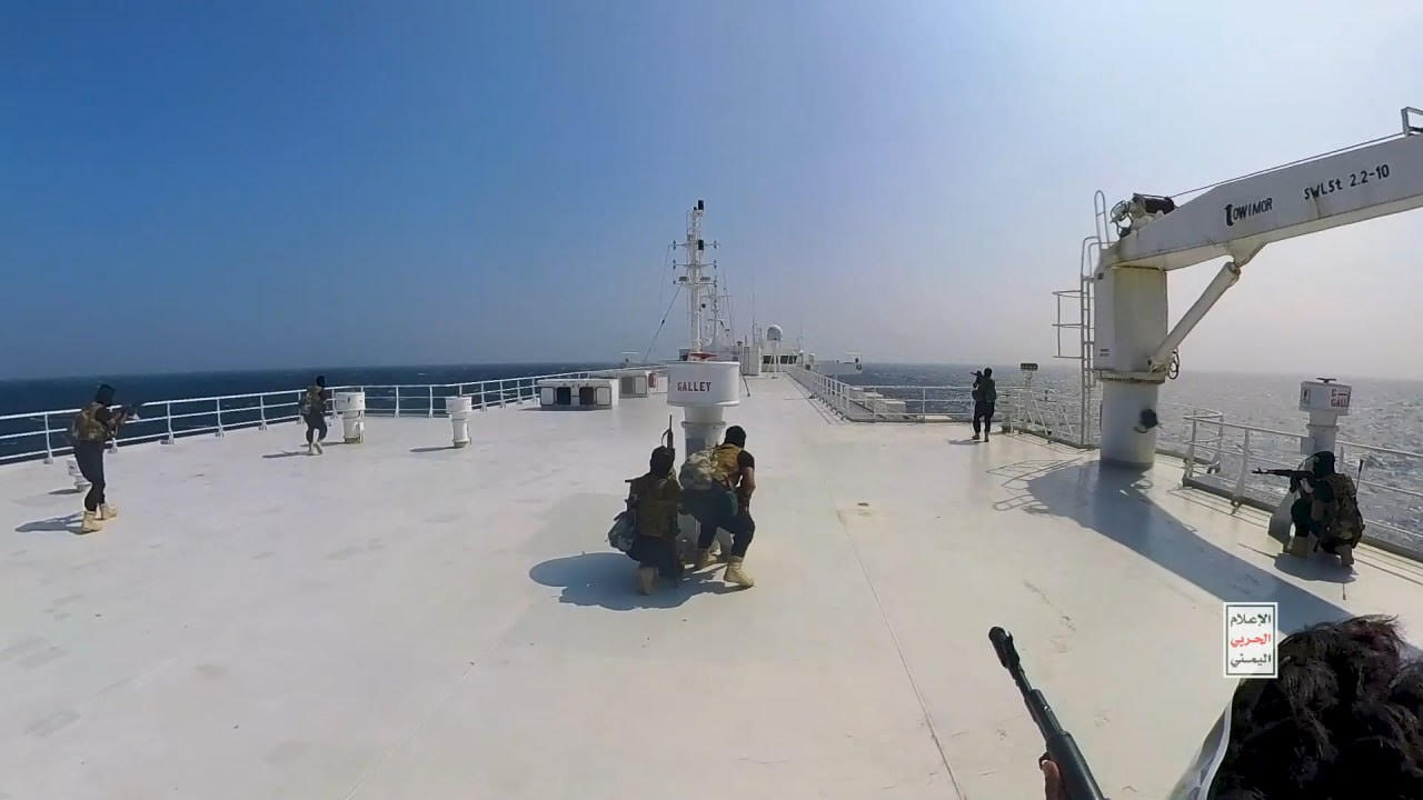 القوات المسلحة اليمنية تنشر توثيقَا لعملية الاستيلاء على السفينة الإسرائيلية في البحر الأحمر